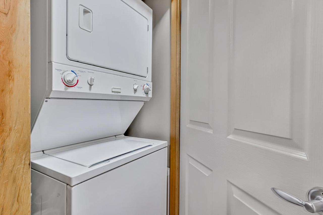 Suites With Pool & Hot Tubs Managed By Little Sister Getaways Canmore Exterior foto